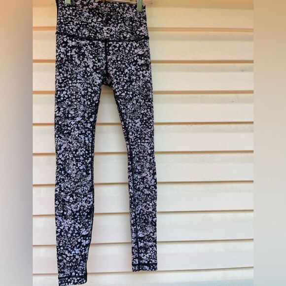 Lululemon high-rise black floral pattern, tight leggings, great support, size 4 - Picture 1 of 6